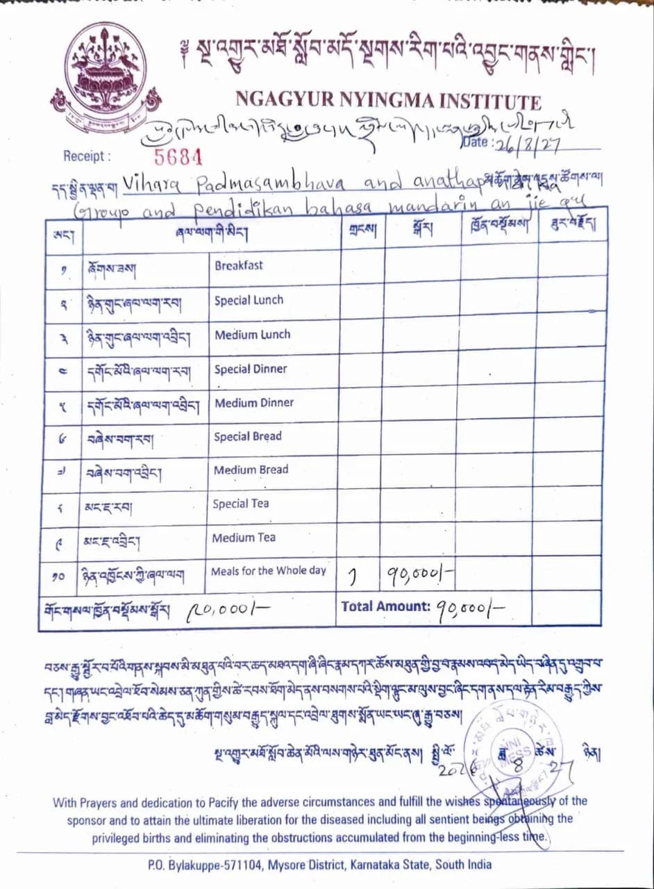 Kampus bhikkhu Ngagyur Nyingma Institute — persembahan makanan sehari penuh.