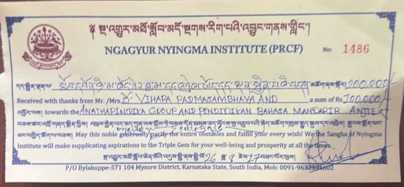 Kampus bhikkhu Ngagyur Nyingma Institute — pelafalan Tripitaka Suci.