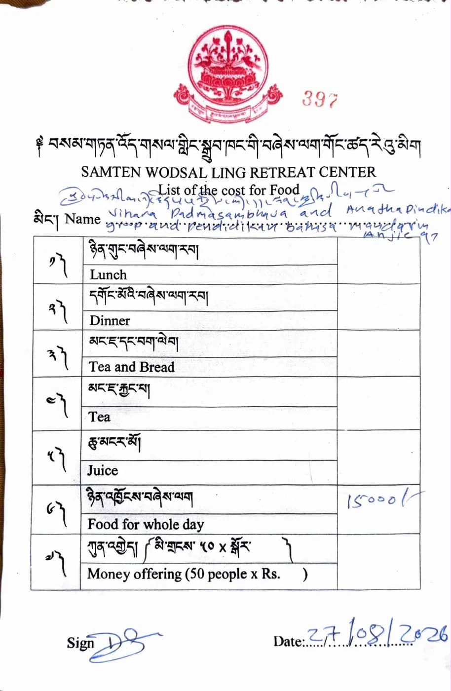 Para bhikkhu di pusat retret tiga tahun Namdroling, Samten Wodsal Ling — persembahan makanan sehari penuh.