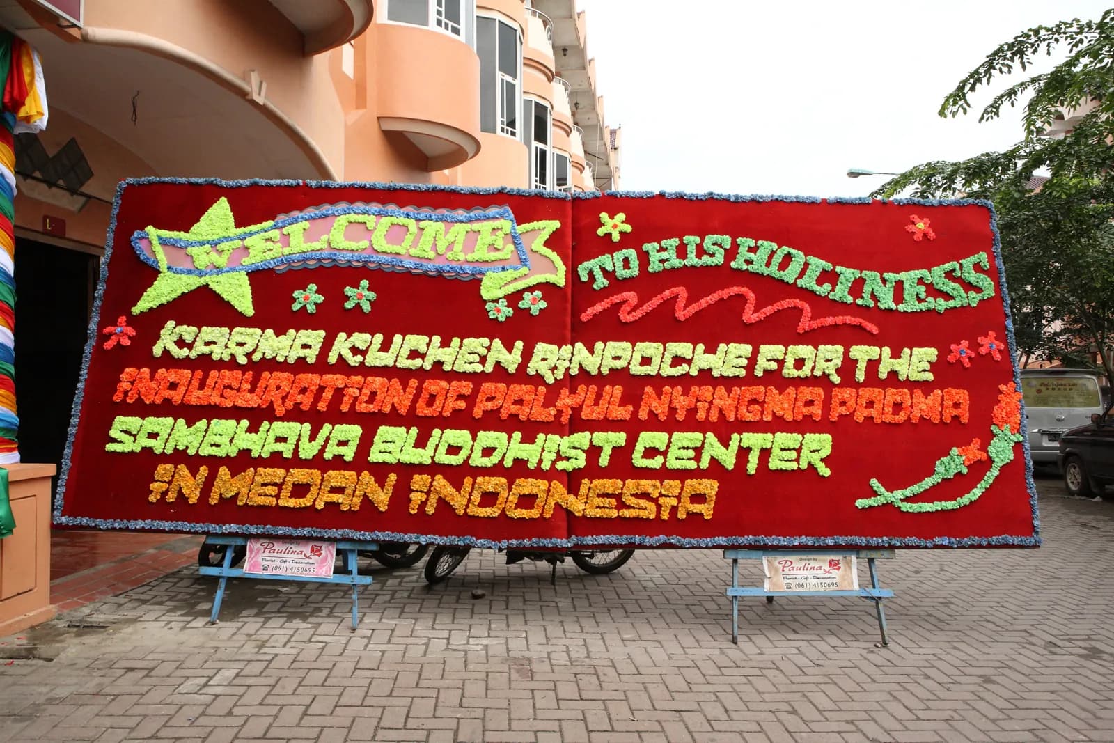 Papan bunga ucapan selamat atas peresmian Vihara Padmasambhava, sekaligus menyambut kedatangan Yang Mulia Karma Kuchen Rinpoche di Medan.