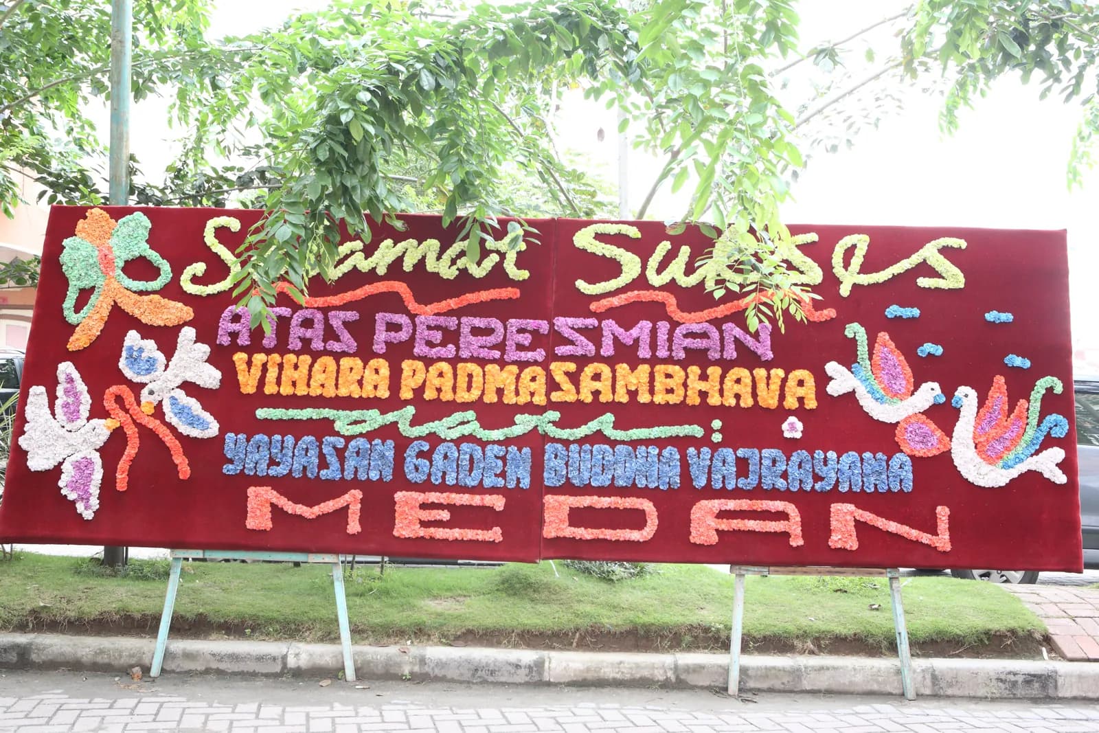 Papan bunga ucapan selamat dari Yayasan Gaden Buddha Vajrayana Medan.
