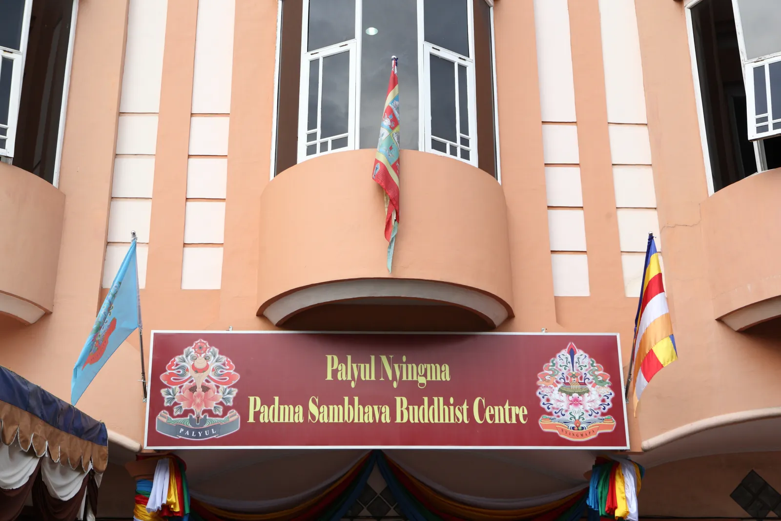 Papan nama Palyul Nyingma Padma Sambhava Buddhist Centre yang dipasang di atas pintu masuk vihara.