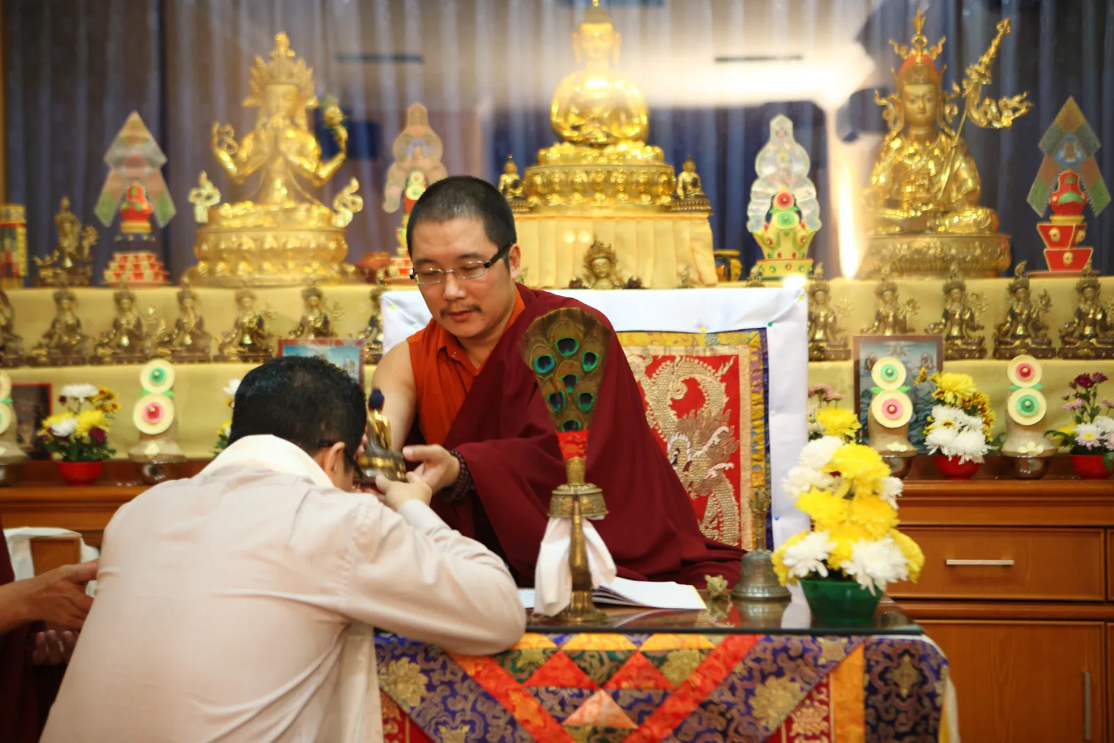 Rinpoche memberikan pemberkatan kepada umat yang hadir.