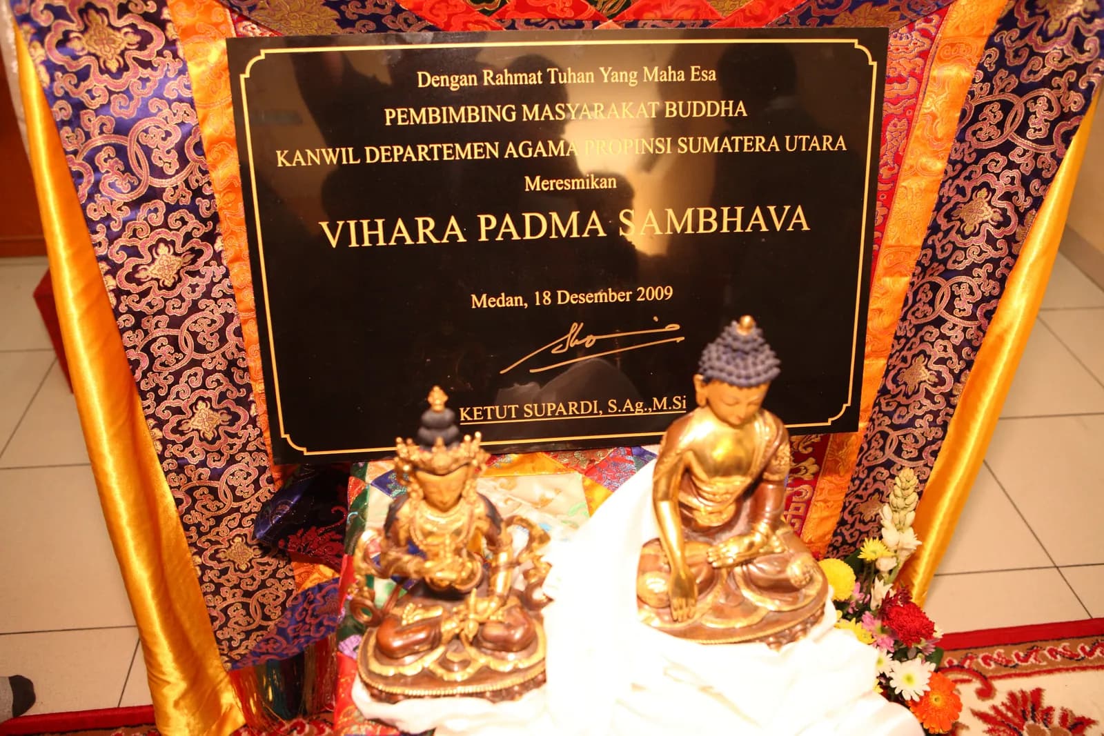 Prasasti peresmian Vihara Padma Sambhava, bertanggal Medan, 18 Desember 2009.